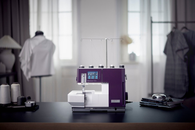 admire™ air 7000 Coverlock Machine